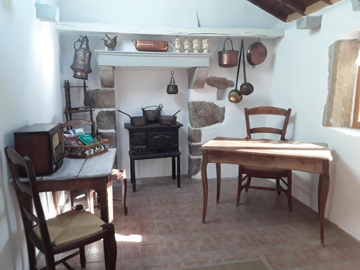 La Belle Ame Bed & Breakfast Saint-Priest-des-Champs Bagian luar foto